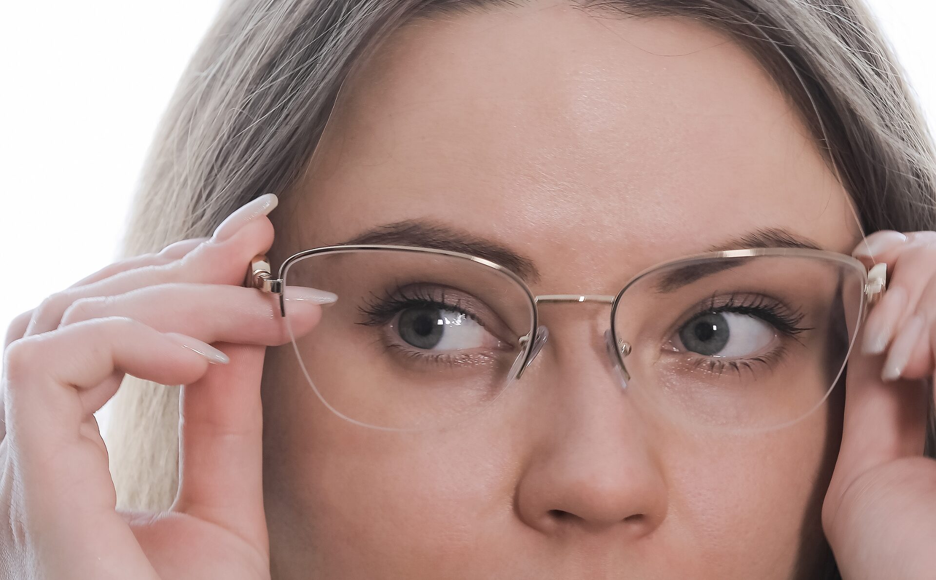 Vahel kogevad inimesed uute prillide saamisel segadust või ebamugavust – pilt tundub „kõver“, silmad väsivad kiiremini, pea hakkab valutama või liikumine tundub